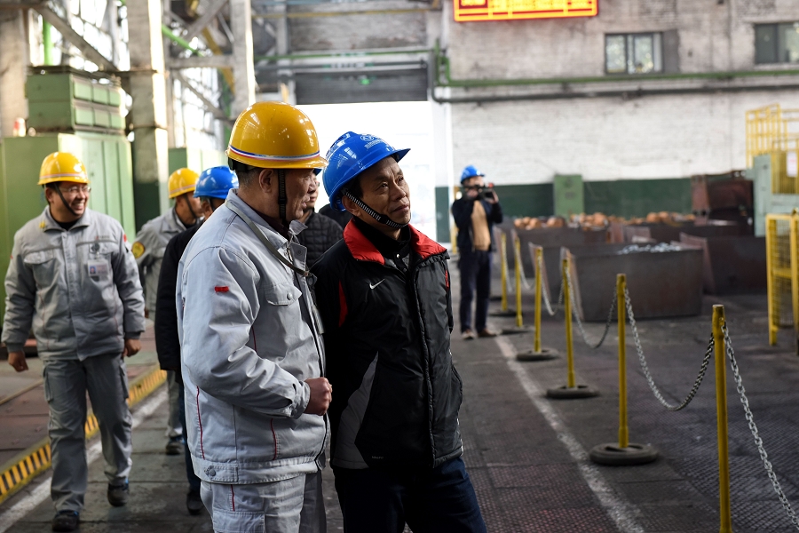 毛長林專注現(xiàn)場生產(chǎn)情況 壓縮.jpg 毛長林專注現(xiàn)場生產(chǎn)情況 壓縮.jpg