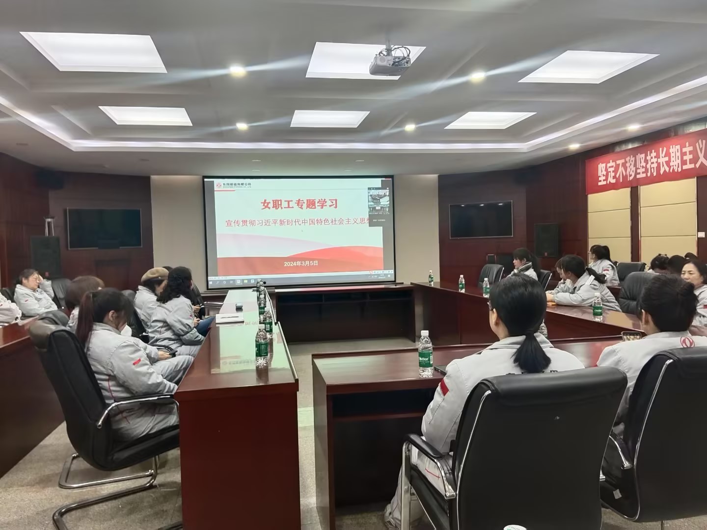 學(xué)習(xí)二十大精神.jpg 學(xué)習(xí)二十大精神.jpg