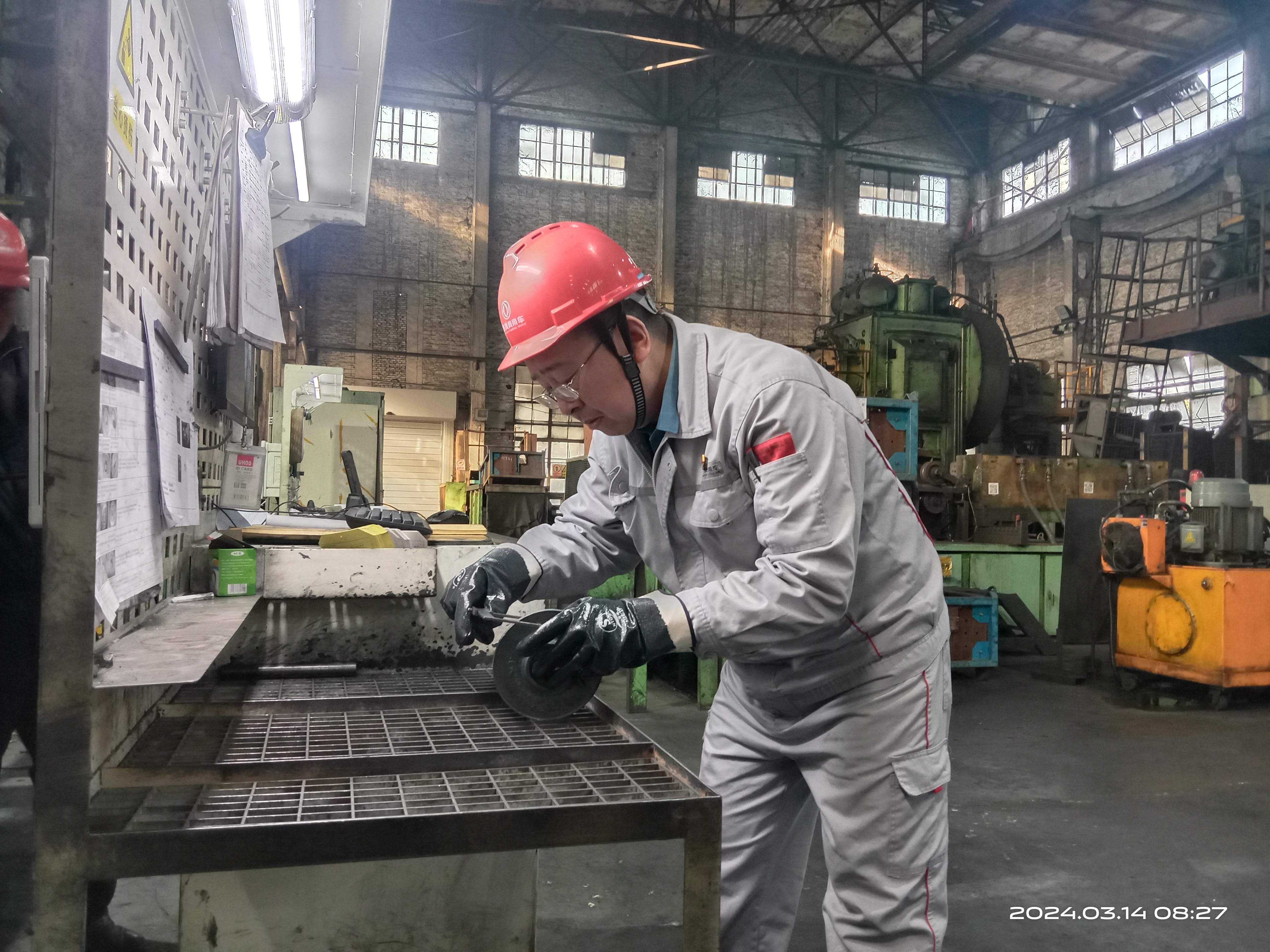 徐鋒班長質量抽檢.jpg 徐鋒班長質量抽檢.jpg