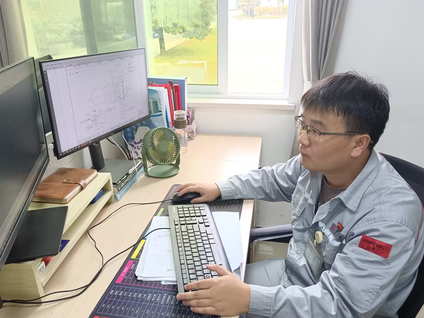 工作照片2.jpg 工作照片2.jpg