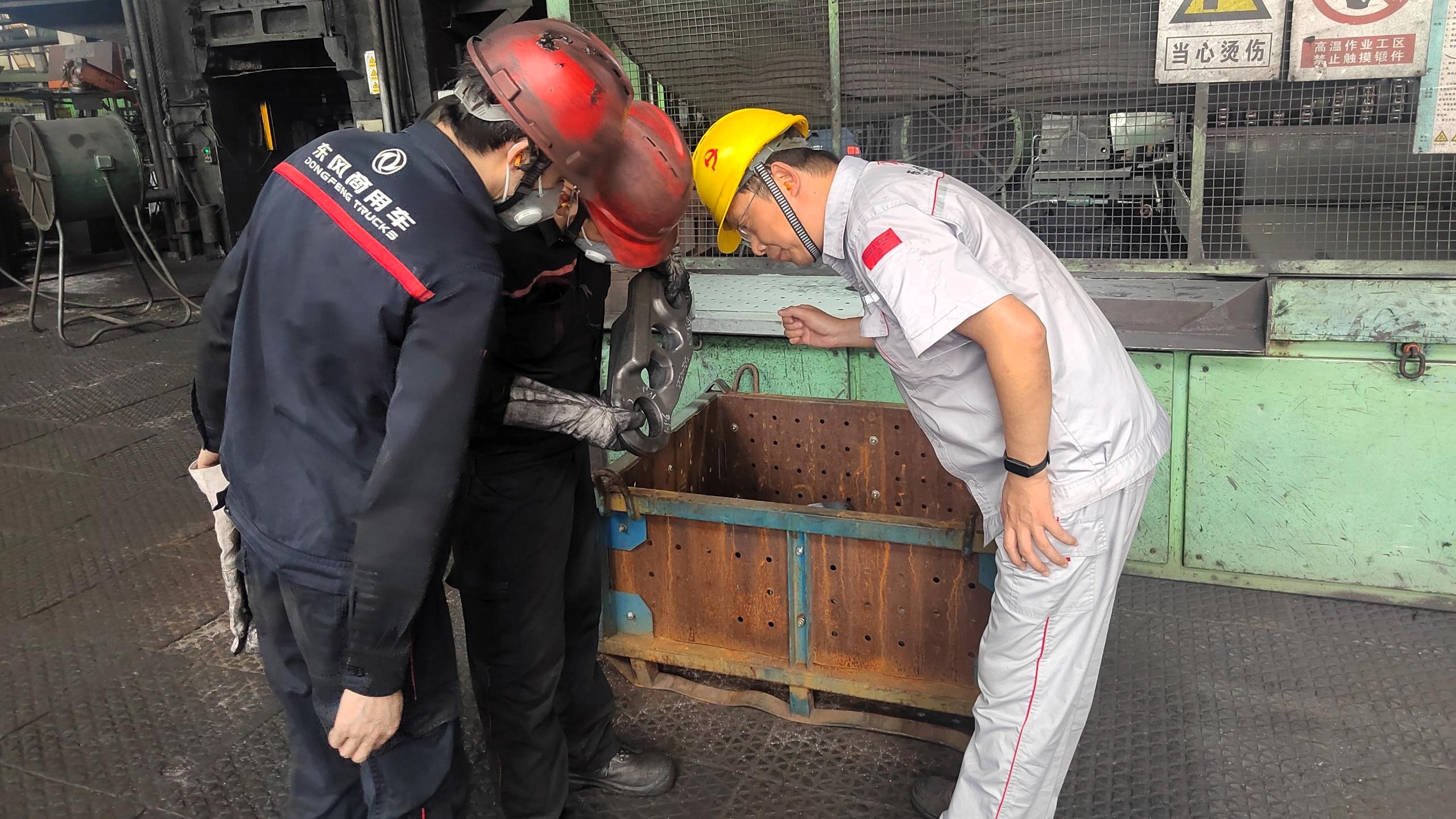 生產(chǎn)工長檢查鍛件異常.jpg 生產(chǎn)工長檢查鍛件異常.jpg